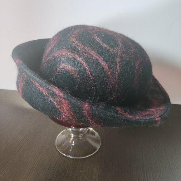 Hat, felt wool by designer Miriam Carter. Black woolen with cranberry accents. M - Picture 4 of 7